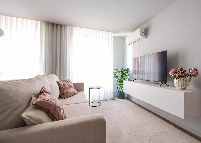 Modern Escape Next To The Metro Station Apartment